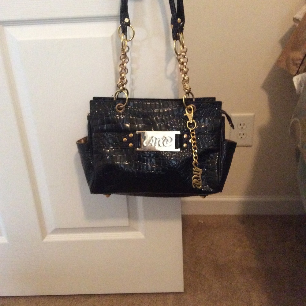 Women’s shoulder bag.